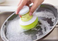 清洗餐具的妙招：盐水去除顽固油渍的秘诀