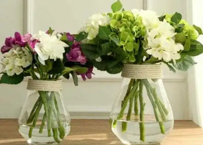 如何正确使用洗洁精在花瓶中滴水保持花束的鲜艳？