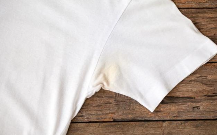 如何使用盐清洗衣服领口去除顽固污渍？