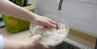 清除菜板异味的神奇方法：淘米水、姜、醋的联合作用