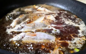 美味烹饪的秘密：加醋容易去鱼鳞，让厨房工作更轻松