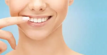 牙齿美白偏方：用木瓜切片，每天擦拭牙齿两次