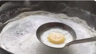 使用金属汤勺制作荷包蛋的步骤有哪些？